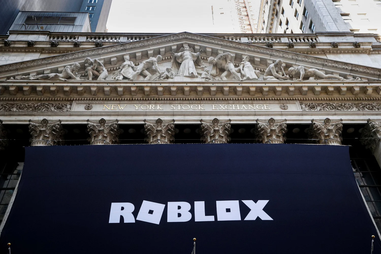 Roblox é avaliada em US$ 30 bilhões e planeja abrir capital por listagem  direta – Money Times