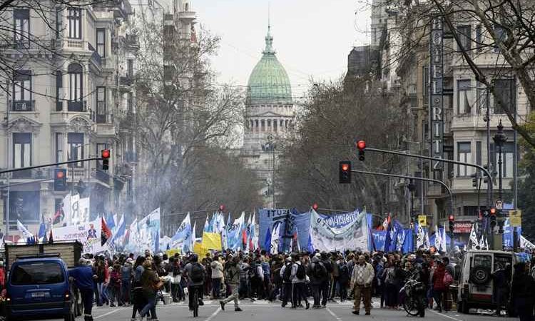 Fernández pede unidade em dia de protestos na Argentina