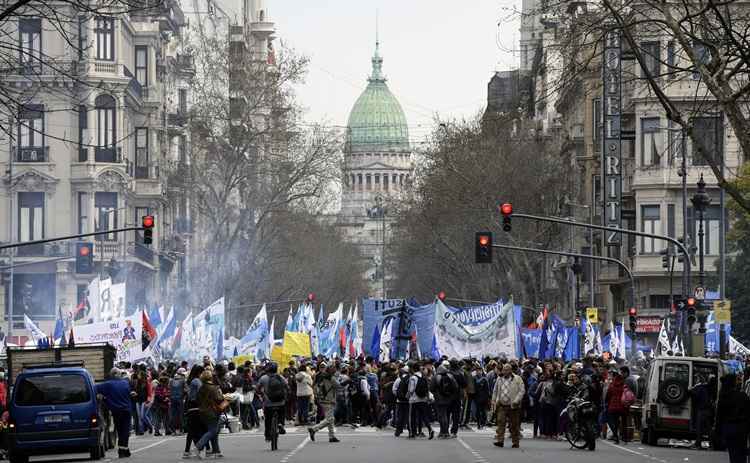 Fernández pede unidade em dia de protestos na Argentina